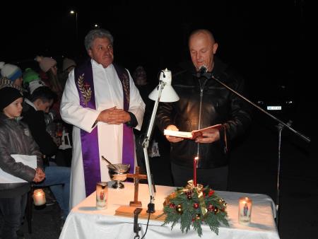 Blagoslov božično-novoletnega drevesa s prižigom lučk v razkriškem križišču 4